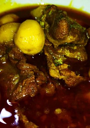 आलू गोश्त (aloo gosht recipe in Hindi) रेसिपी मुख्य फोटो