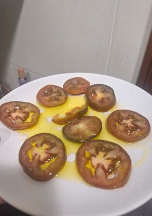 Una foto de Tomate negro con AOVE