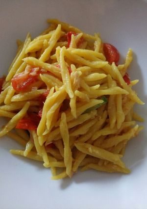 A picture of Trofei al granchio e zafferano trofei with saffron and crab.