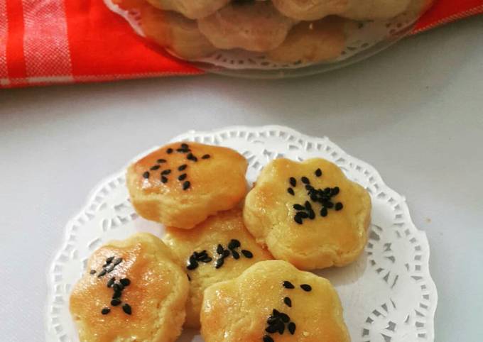 Salted Egg Yolk Cookies (with black sesame)