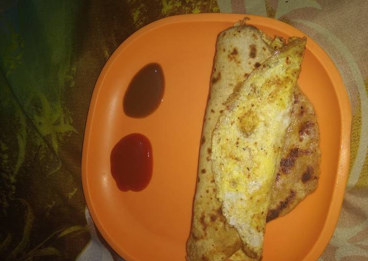 Recipe of Perfect Omlette Parantha Roll | Satisfying Recipe | So Yummy !