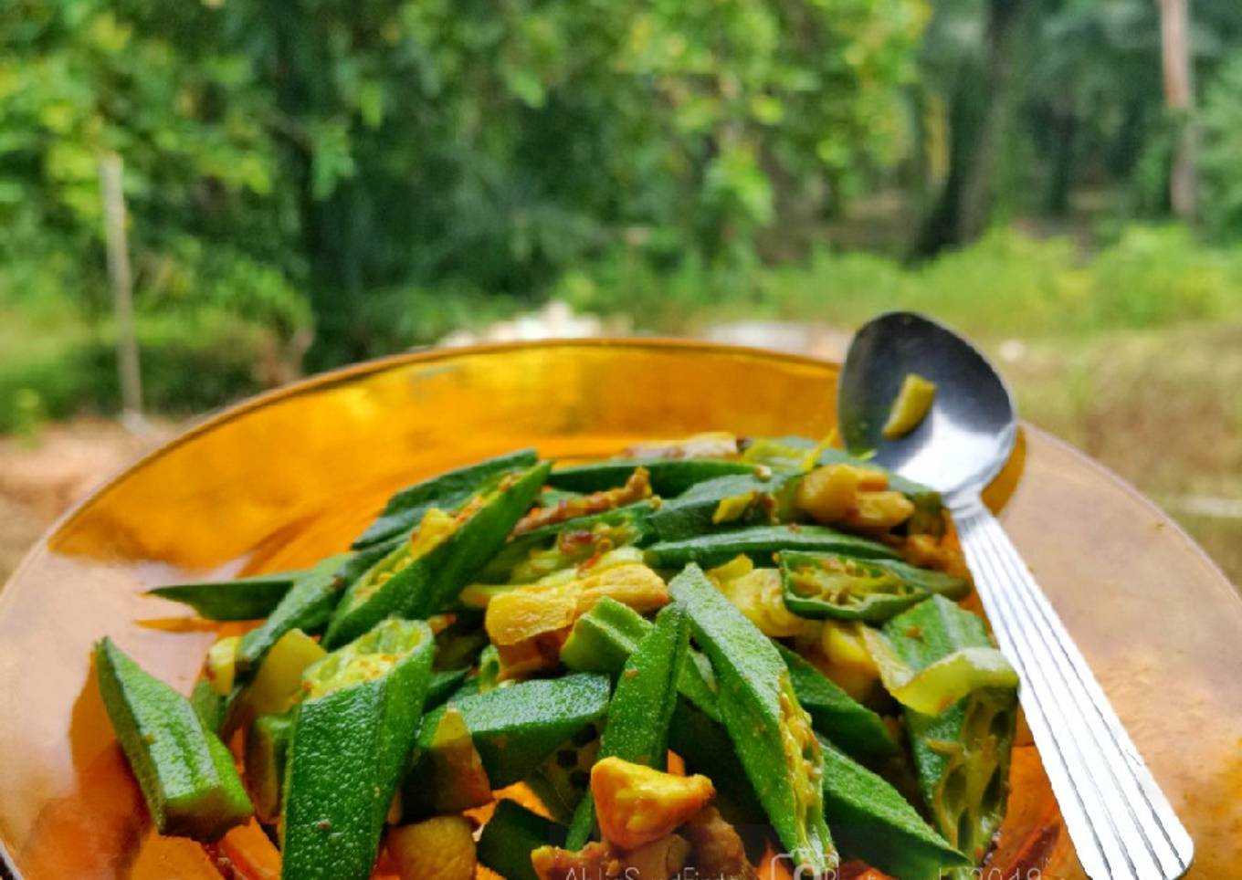 Kuning telur goreng dengan kunyit