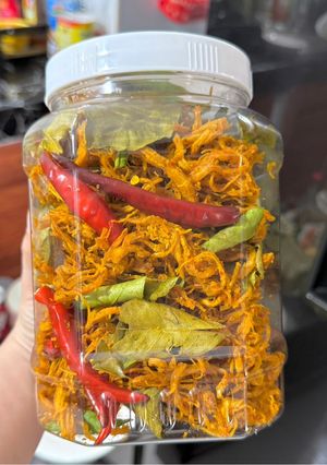 Hình của món Khô gà lá chanh.