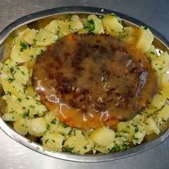A picture of Pan de carne con ensalada de papas fácil y rico 👍.