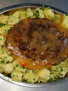 Una foto de Pan de carne con ensalada de papas fácil y rico 👍