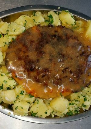 Una foto de Pan de carne con ensalada de papas fácil y rico 👍