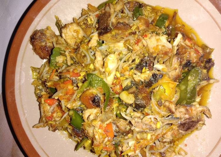 Ikan tongkol toge pedas