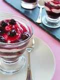 Reducción de frutos rojos con crema de queso y crumble de choco