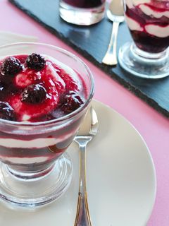 Una foto de Reducción de frutos rojos con crema de queso y crumble de choco