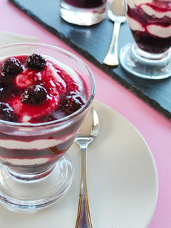 Una foto de Reducción de frutos rojos con crema de queso y crumble de choco
