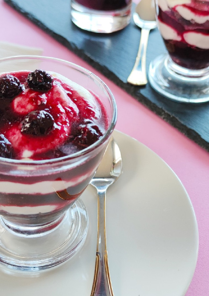 Una foto de Reducción de frutos rojos con crema de queso y crumble de choco