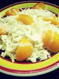 Ensalada de repollo y durazno