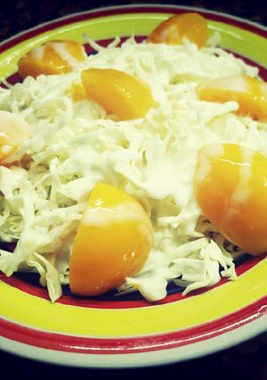 Una foto de Ensalada de repollo y durazno