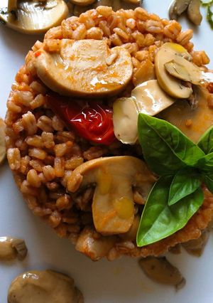 Foto di Farro spadellato con pomodori datterini e champignon