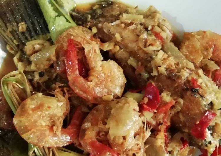 Udang vs gurame bumbu pesmol