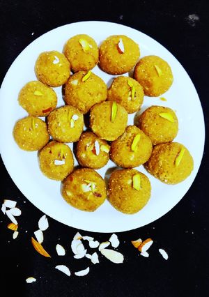 बेसन के गुड़ वाले लड्डू (besan ke gur wale ladoo recipe in Hindi) रेसिपी मुख्य फोटो