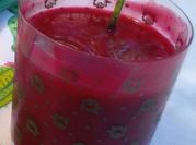 Una foto de batido de remolacha y naranja