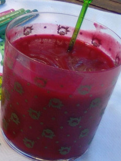 Una foto de Batido saludable de remolacha, fresas y naranjas sanguinas