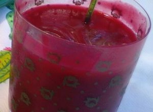 Una foto de Batido saludable de remolacha, fresas y naranjas sanguinas