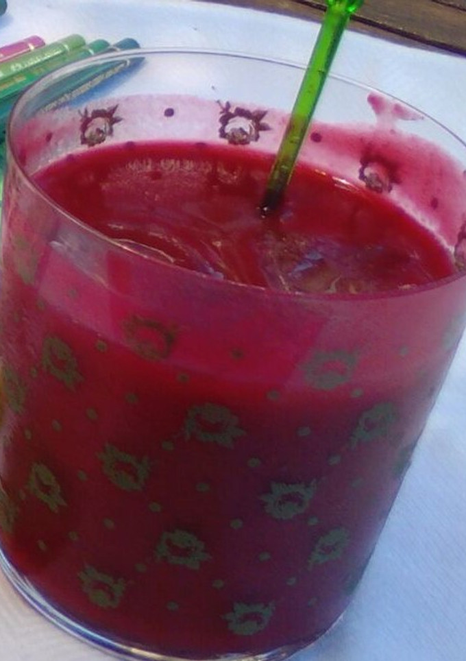 Una foto de Batido saludable de remolacha, fresas y naranjas sanguinas