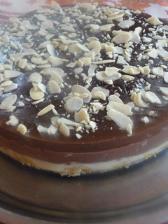 Una foto de Torta 3 chocolates con gelatina