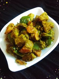 कच्चे केले शिमला मिर्च की सब्जी (Kache kele shimla mirch ki sabzi recipe in hindi) रेसिपी मुख्य फोटो