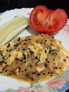 Una foto de Revuelto de cebolla y huevas de pescado