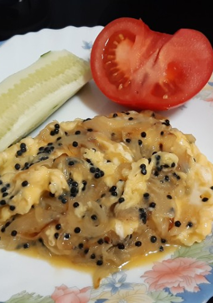 Una foto de Revuelto de cebolla y huevas de pescado
