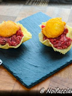 Foto di Finger Food -Battuta di fassona in cestino di parmigiano con tuorlo d’uovo fritto