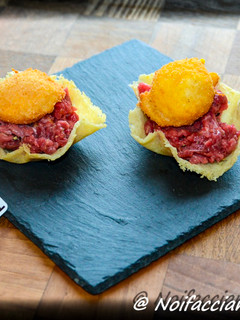Foto di Finger Food -Battuta di fassona in cestino di parmigiano con tuorlo d’uovo fritto