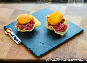 Foto di Finger Food -Battuta di fassona in cestino di parmigiano con tuorlo d’uovo fritto