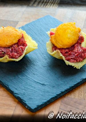 Foto di Finger Food -Battuta di fassona in cestino di parmigiano con tuorlo d’uovo fritto