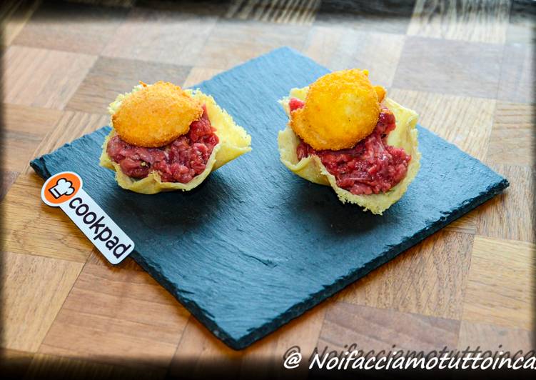 Finger Food -Battuta di fassona in cestino di parmigiano con tuorlo d’uovo fritto