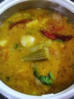 உருளைக்கிழங்கு முருங்கைக்காய் சாம்பார் (Urulaikilanku murunkaikaai sambar recipe in tamil) செய்முறை முக்கிய புகைப்படம்