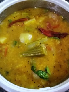 உருளைக்கிழங்கு முருங்கைக்காய் சாம்பார் (Urulaikilanku murunkaikaai sambar recipe in tamil) செய்முறை முக்கிய புகைப்படம்