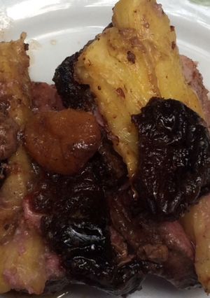 Una foto de Bondiola con ananá y frutas pasas