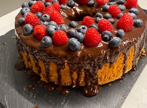 Foto di Chiffon cake cioccolato e frutti di bosco
