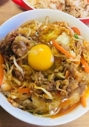 Hình của món Cơm thịt bò kim chi Nhật Bản.