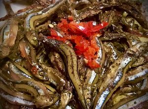 Hình của món Cá Cơm Than Kho Dầu.