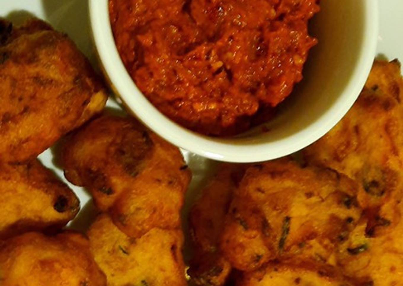 Black gram fritters with hot spicy chutney