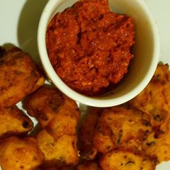 A picture of Black gram fritters with hot spicy chutney.