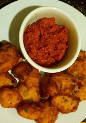 A picture of Black gram fritters with hot spicy chutney.