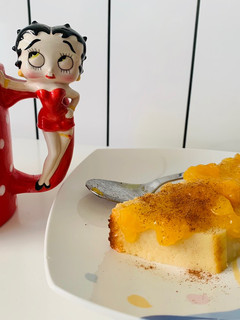 Una foto de Flan de manzana con mermelada de melocotón 🍮🍑🍑