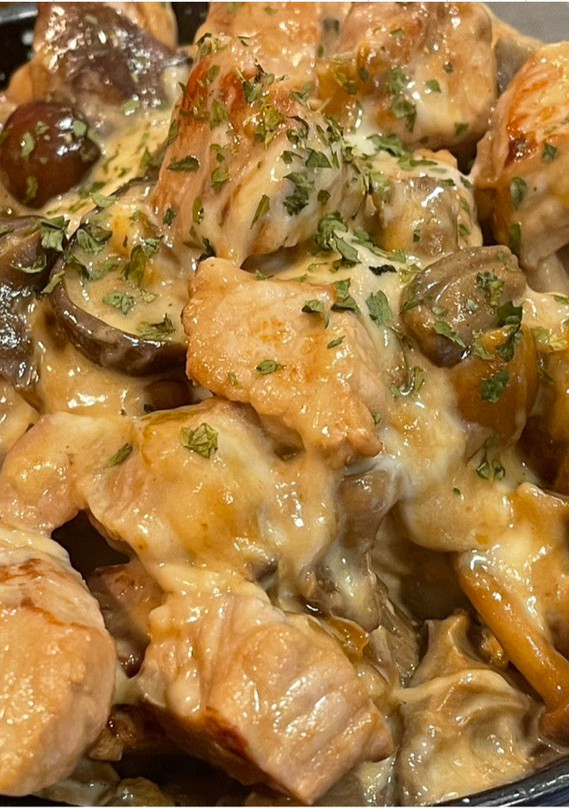 Una foto de Raxo con queso de Arzúa, setas y cebollas