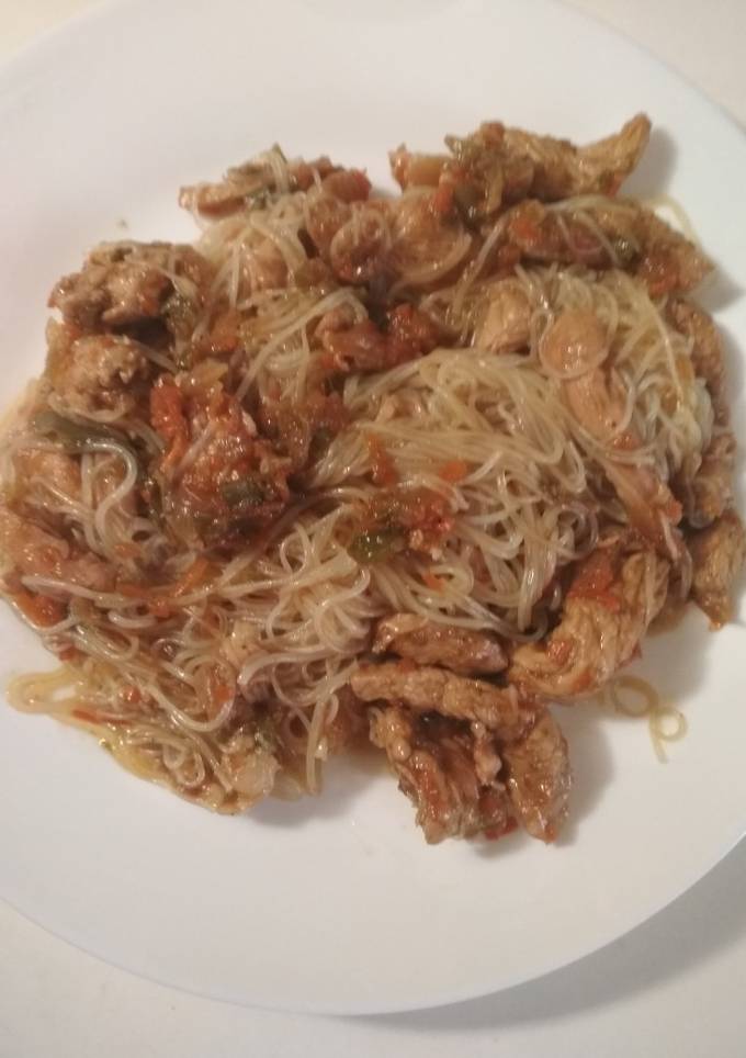 Фунчоза с грудкой индейки и овощами