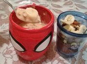 Una foto de desayuno con granola y plátano