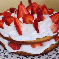 Una foto de Pastel de fresas ligero y sabroso
