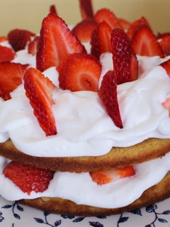 Una foto de Pastel de fresas ligero y sabroso