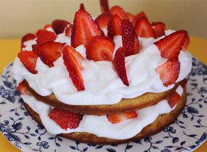 Una foto de Pastel de fresas ligero y sabroso