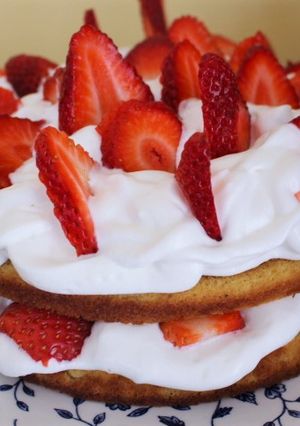 Una foto de Pastel de fresas ligero y sabroso